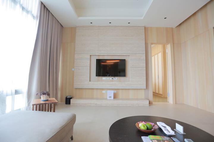 Room 28 of 76