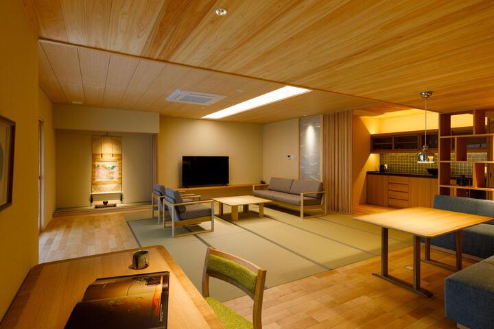 Lounge 16 of 19
