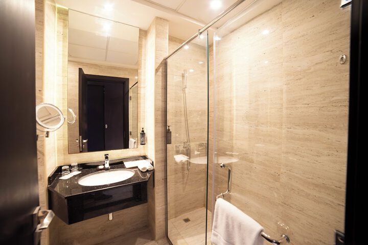 Room 32 of 47