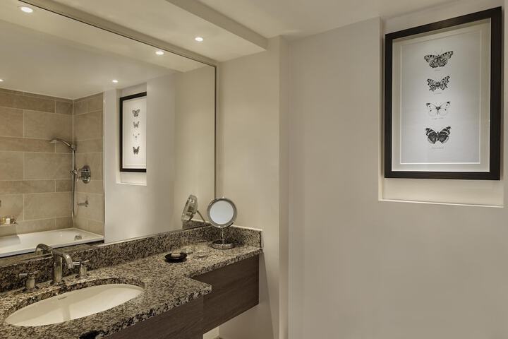 Room 121 of 178