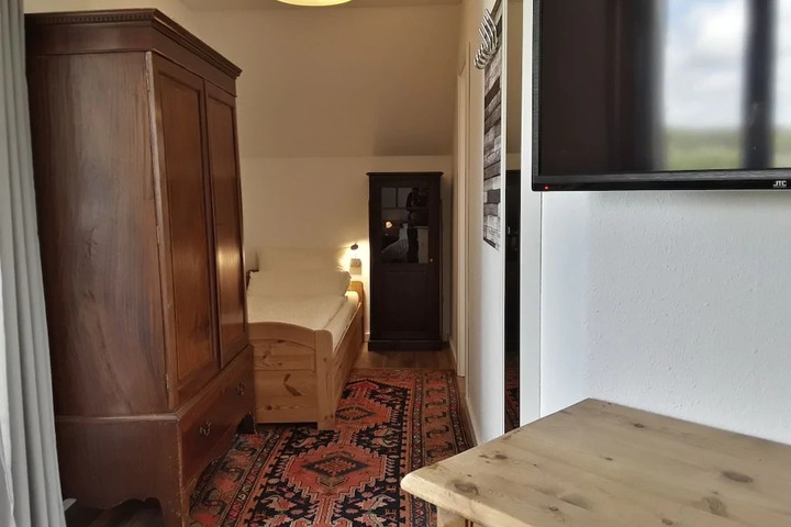 Room 5 of 10