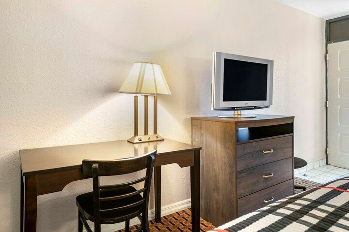 Standard Room, King or Two Doubles (8 of 16)