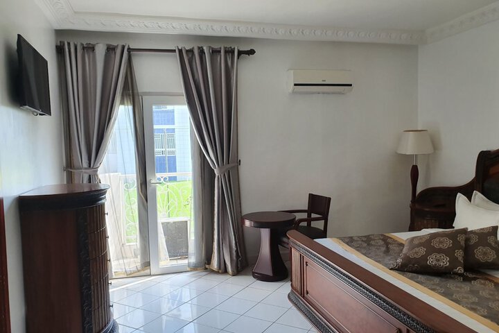 Room 9 of 13