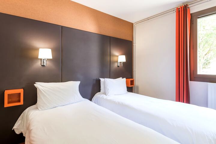 Room 3 of 32