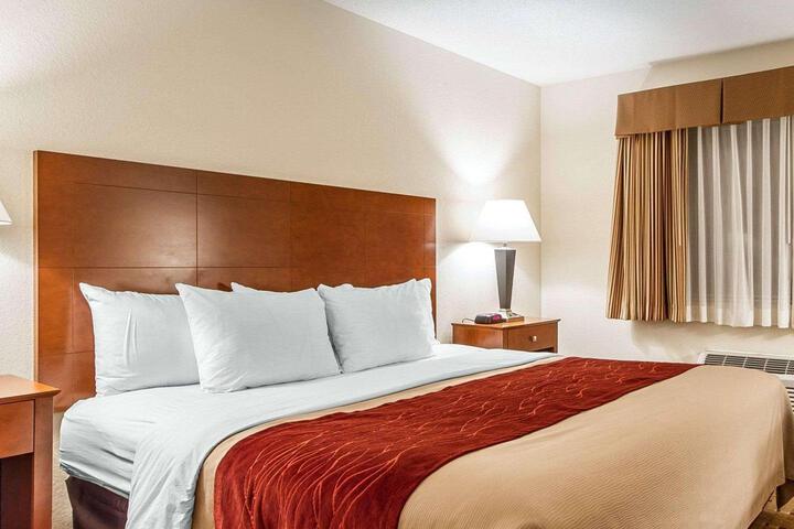 1 King Bed (2 of 14)