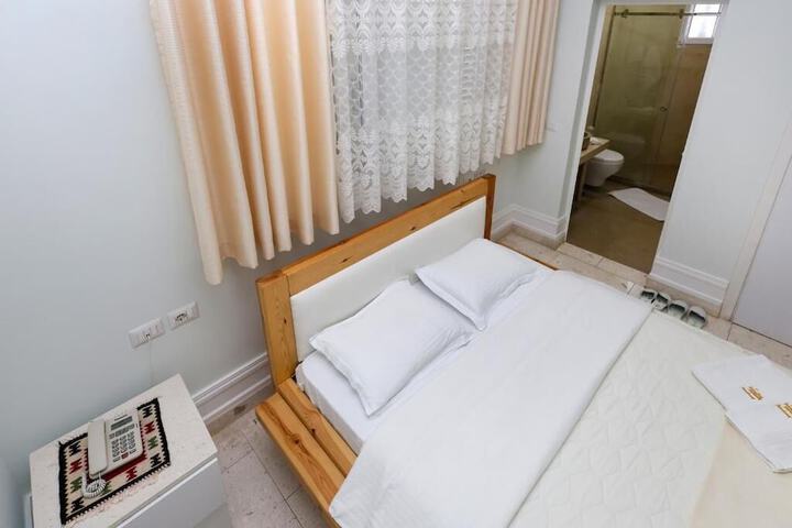 Room 16 of 122