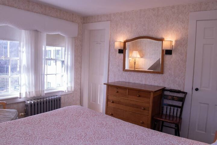 Classic Queen Bed (11 of 15)
