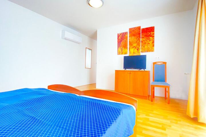 Room 8 of 12