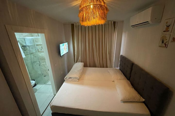 Room 5 of 12