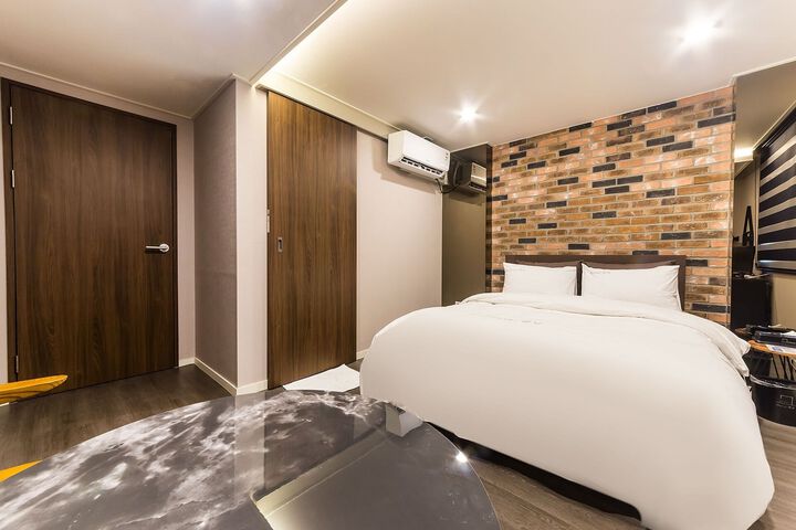 Room 152 of 155