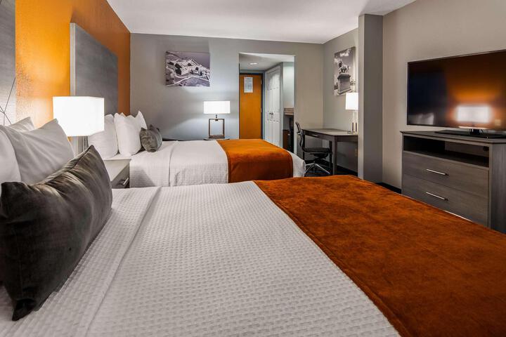 2 Queen Beds Microfridge Full Breakfast (1 of 10)