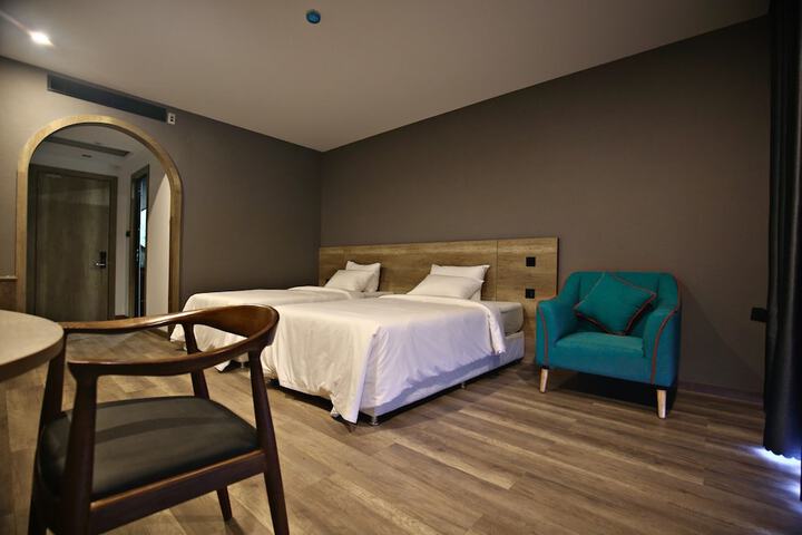 Room 10 of 38