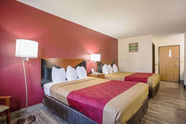 2 Queen Beds (4 of 12)