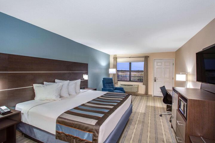1 King Bed Mobility Hearing Impaired Accessible Room Roll in Shower (2 of 24)