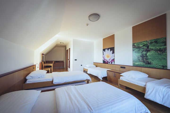 Room 7 of 136