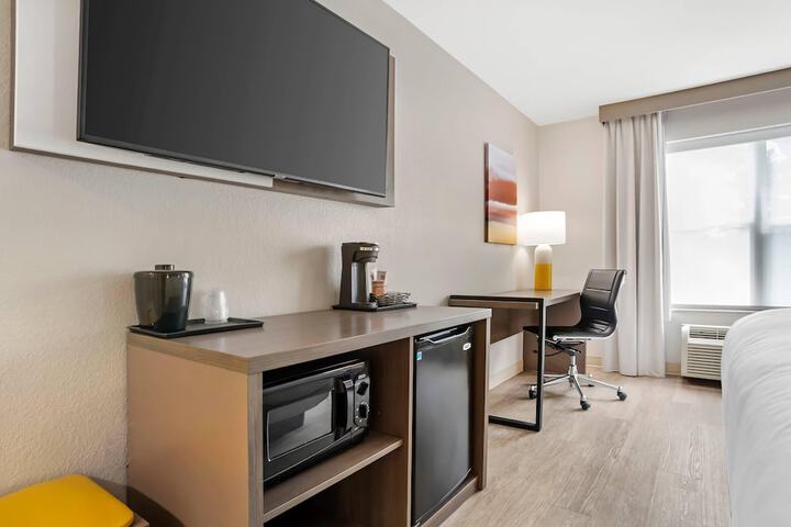 Room 32 of 74