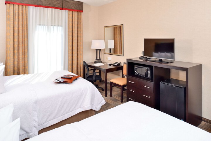 2 Queen Beds Mobility Accessible with Tub (7 of 13)