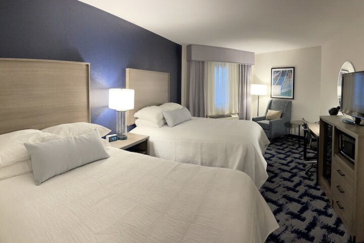 2 Queen Beds (11 of 13)