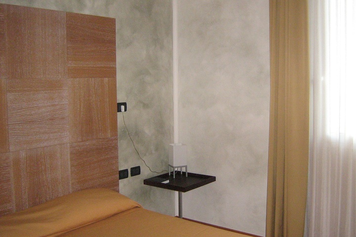 Room 6 of 83