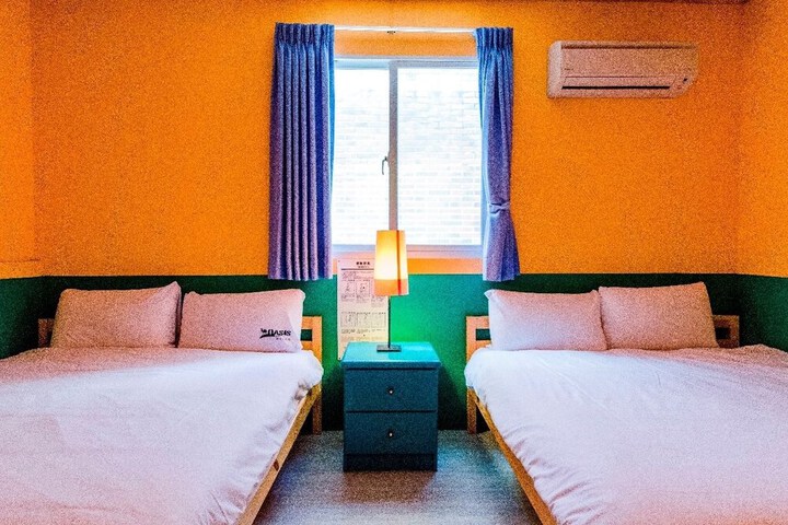 Room 9 of 33