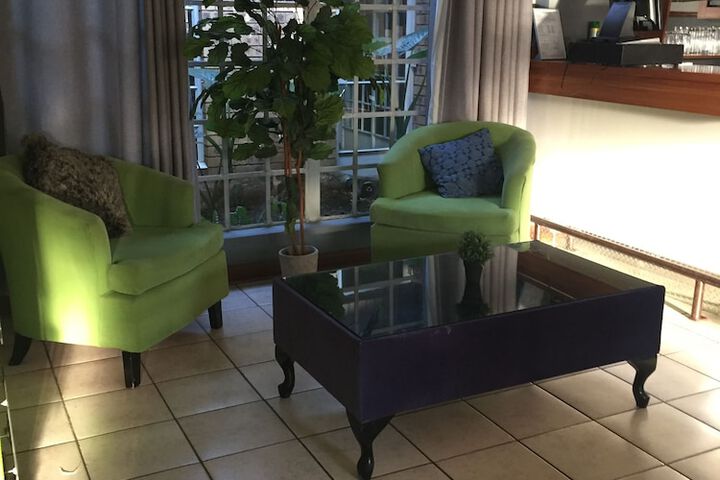 Lounge 35 of 44