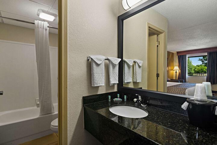 2 Queen Beds Microwave and Refrigerator WiFi Continental Breakfast (5 of 19)