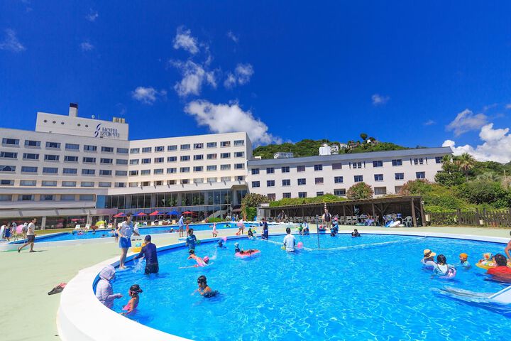 Hotel Pool