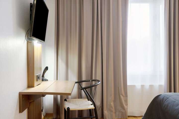 Room 16 of 77