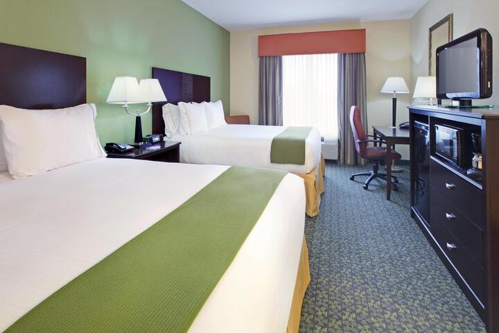 2 Queen Beds (4 of 12)