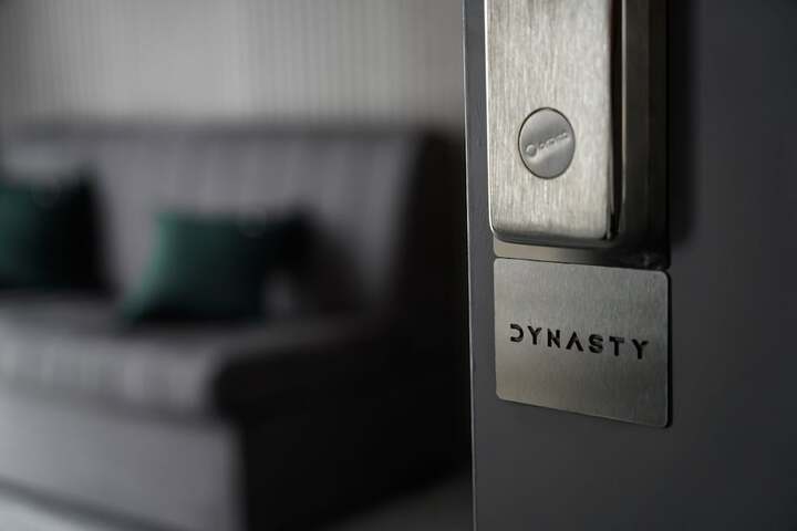 Room 52 of 209