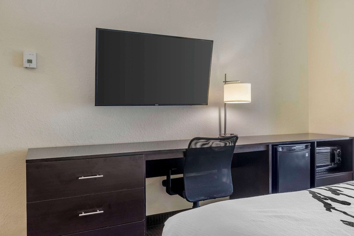 1 King Bed (2 of 18)
