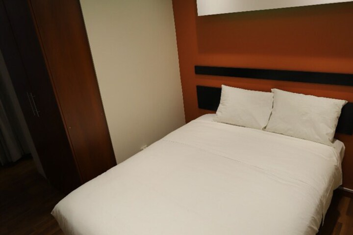 Room 11 of 17