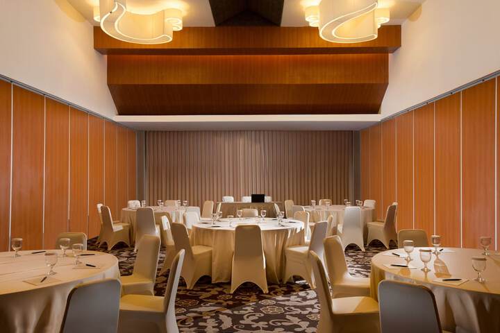Ballroom/Hall 17 of 33
