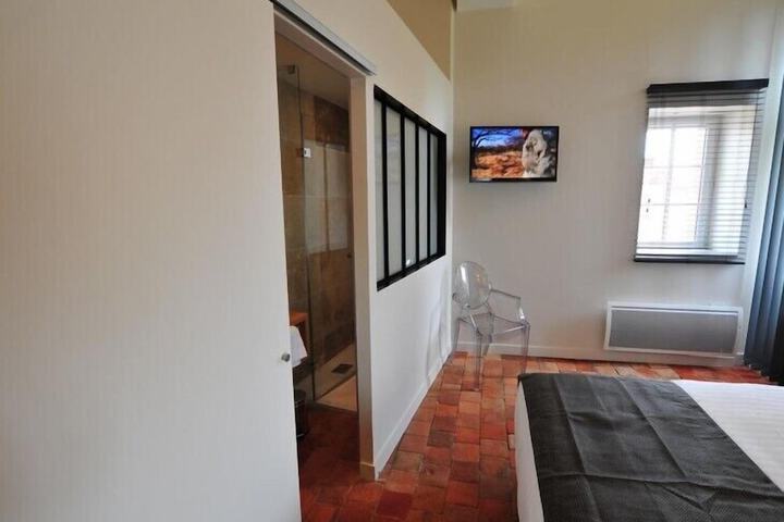 Room 3 of 85