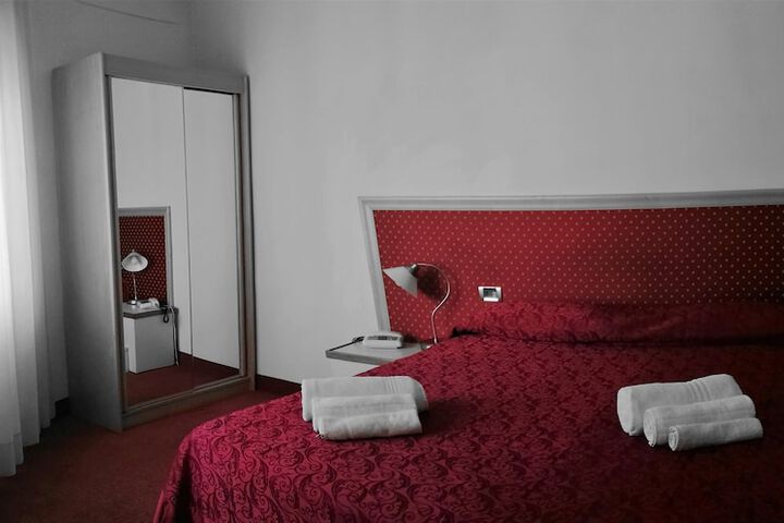 Room 6 of 28