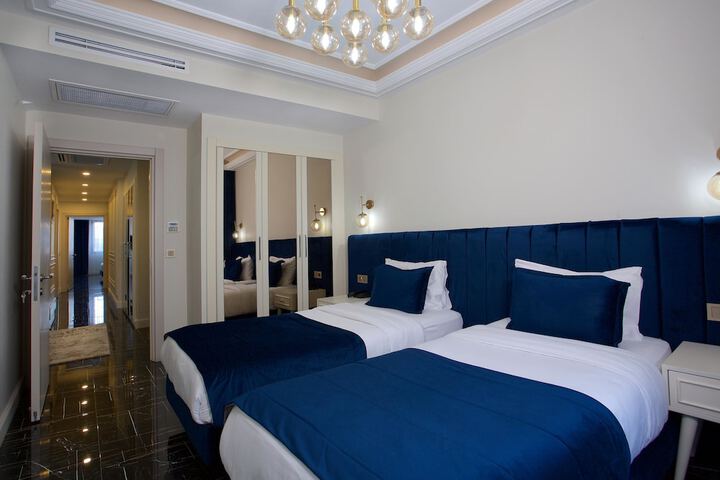 Room 8 of 75