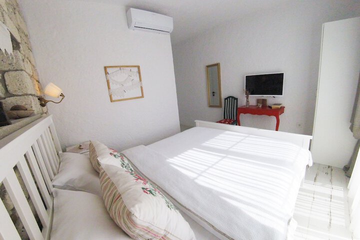 Room 42 of 77