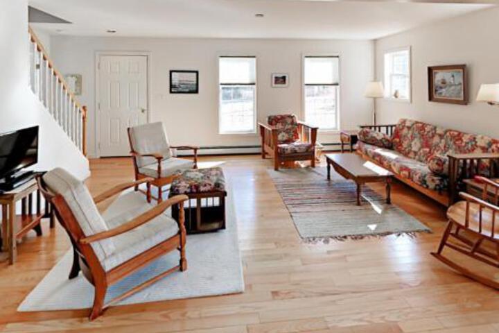 79 Middle Rd Home in East Boothbay, ME
