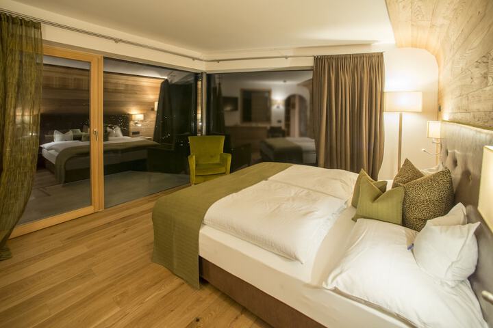 Room 8 of 100