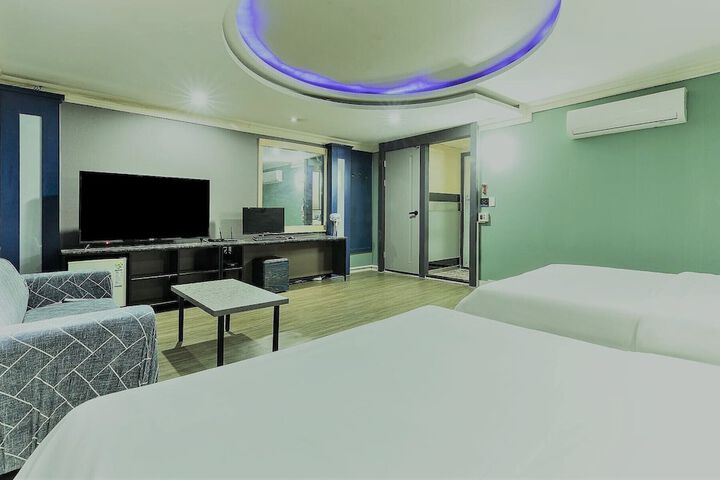 Room 30 of 44