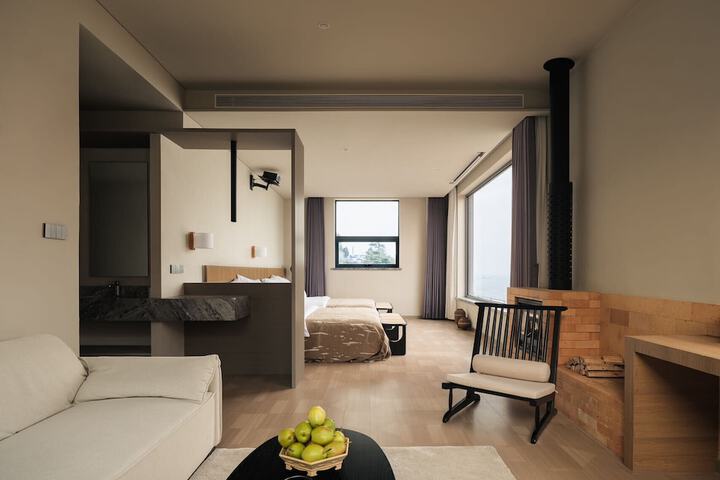 Room 33 of 158