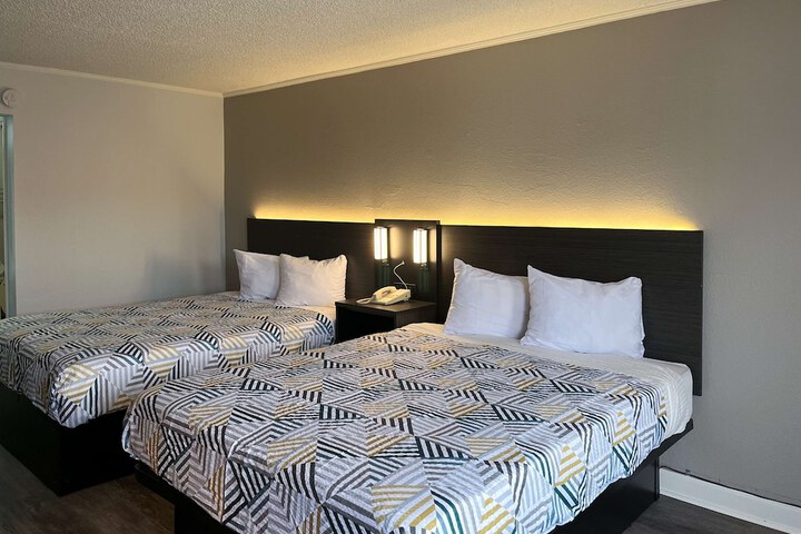 2 Queen Beds Micfridge (3 of 6)