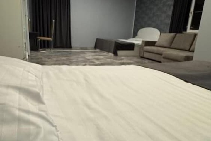 Room 13 of 30