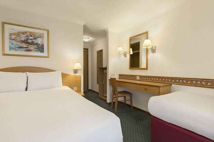 Room 4 of 16