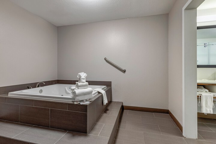 1 King Bed (10 of 11)