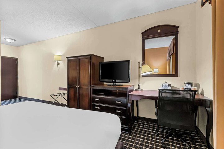 1 King Bed (6 of 23)