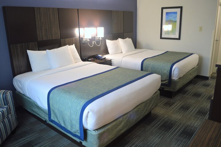 2 Queen Beds (7 of 11)