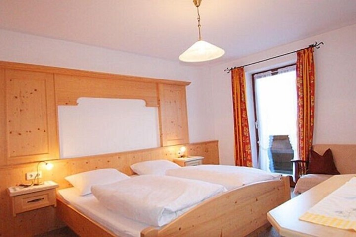 Room 6 of 18