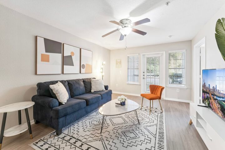 Image of Spacious 2BR King Suite w Gym Pool Close to DT