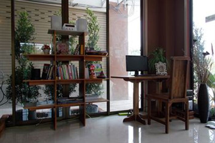 Business Center 4 of 39